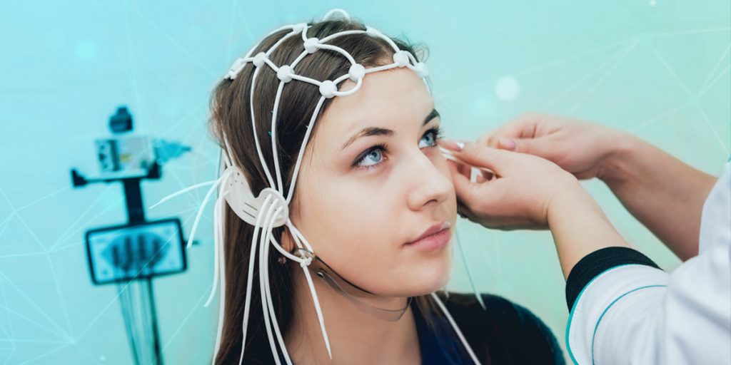Anwendung Neurofeedback - junge Frau mit Cap